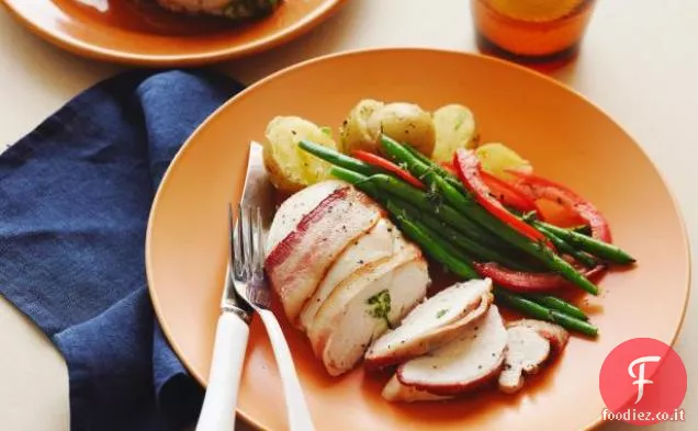 Pancetta avvolto formaggio blu pollo ripieno, fagiolini e patate fracassato con cipolle verdi