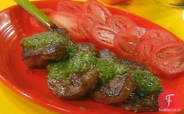 Bistecche di ferro piatto con grande salsa verde e nocciola