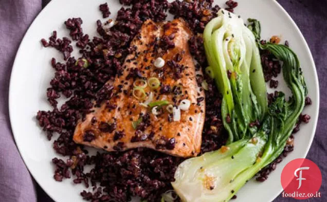 Salmone Gingered su riso nero con Bok Choy