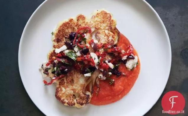 Bistecche di cavolfiore con olive e salsa di pomodoro