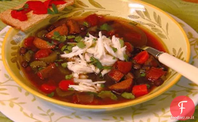 Zuppa di fagioli neri con granchio e salsiccia di Andouille