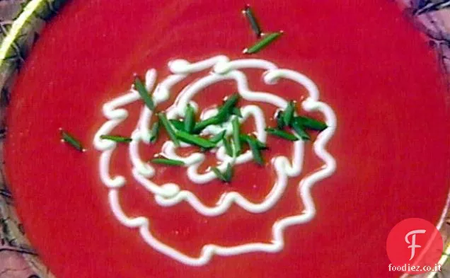 Zuppa di barbabietole refrigerate con erba cipollina