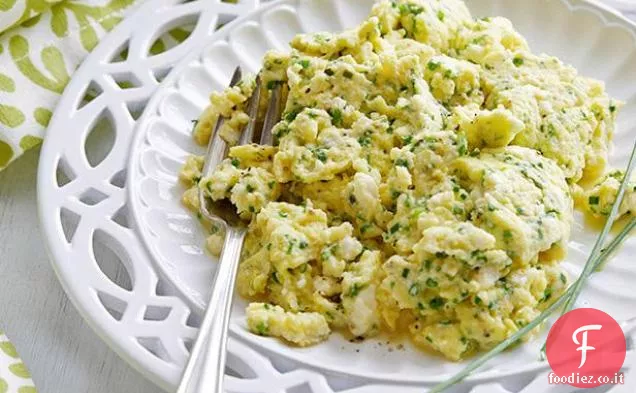 Uova strapazzate cremose con Formaggio ed erba cipollina