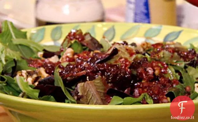 Pera, noce tostato e insalata verde mista con vinaigrette di champagne e mirtilli rossi