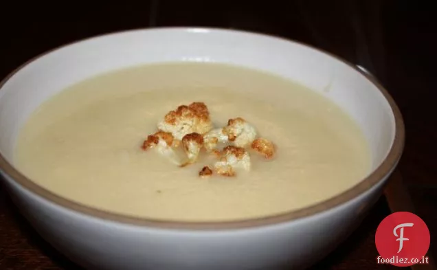 Cavolfiore e zuppa di aglio arrosto