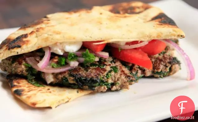 Panini croccanti al curry con cotoletta sul pane Naan