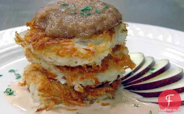 Frittella di patate croccanti con salsa di mele e formaggio di capra