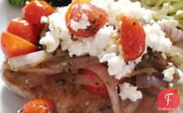 Braciole di maiale con pomodoro fresco, cipolla, aglio e Feta