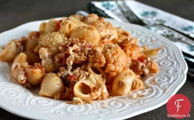 Pasta con cavolfiore, salsiccia e pangrattato