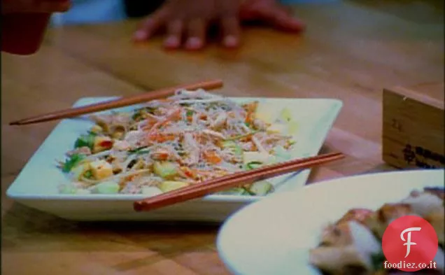 Pollo tailandese e insalata di noodle di vetro con condimento piccante