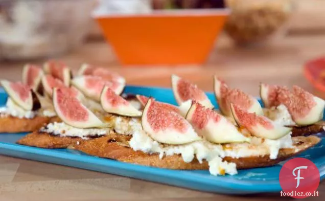 Crostini con Ricotta Dolce, Miele e Nocciole Tostate