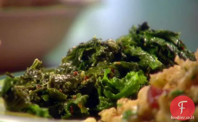 Semplici verdure di senape saltate