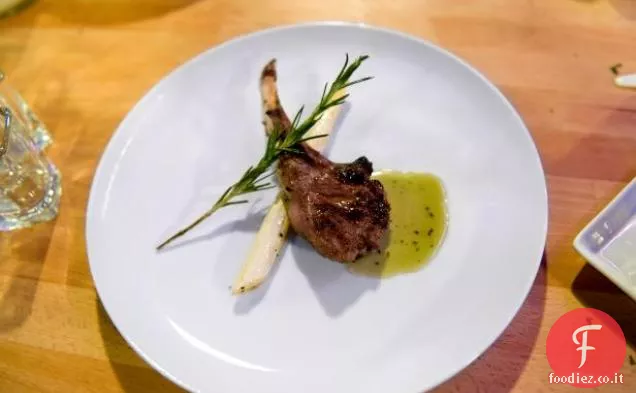 Costolette di agnello alla griglia con salsa di liquore alla menta e asparagi bianchi