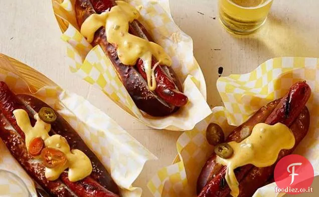 Panini Pretzel con cani alla griglia e salsa di formaggio piccante