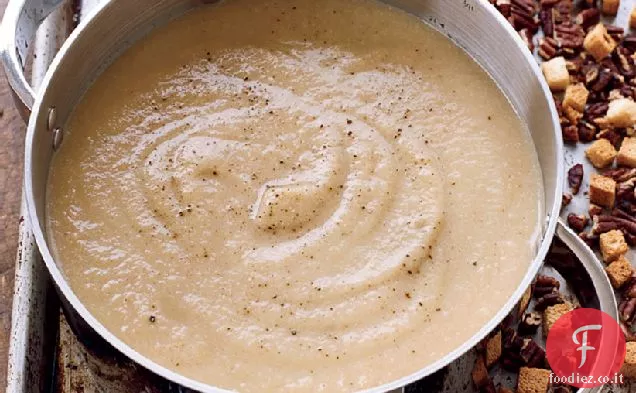 Zuppa di cavolfiore con noci pecan e crostini di segale