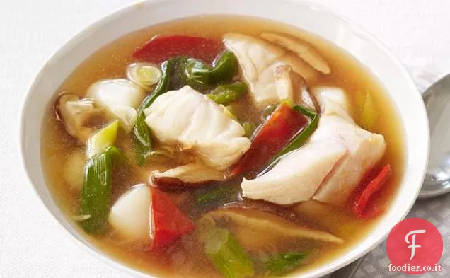 Zuppa di pesce caldo e aspro
