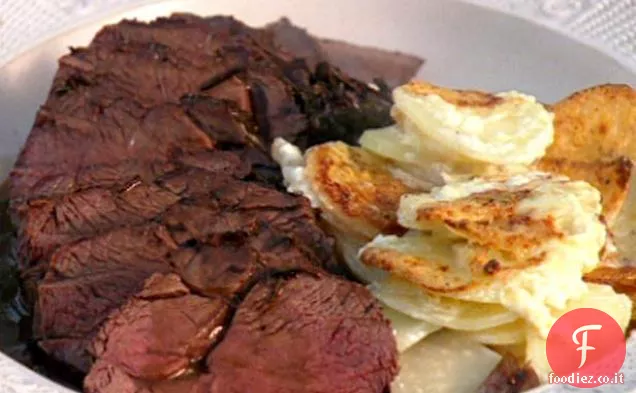 Arrosto di cervo in padella con patate al forno cremose e sedano rapa