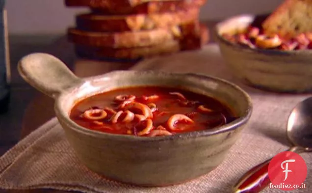 Stufato di calamari con pane tostato all'aglio
