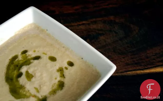 Tre cipolle caramellate, zuppa di cavolfiore con olio di basilico