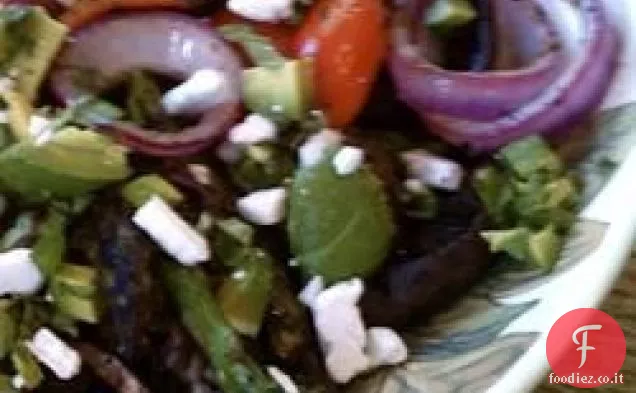 Grandi verdure affumicate alla griglia con Avocado e formaggio di capra si sbriciola