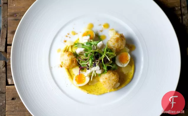 Eglefino affumicato Kedgeree, uova di quaglia e maionese al curry