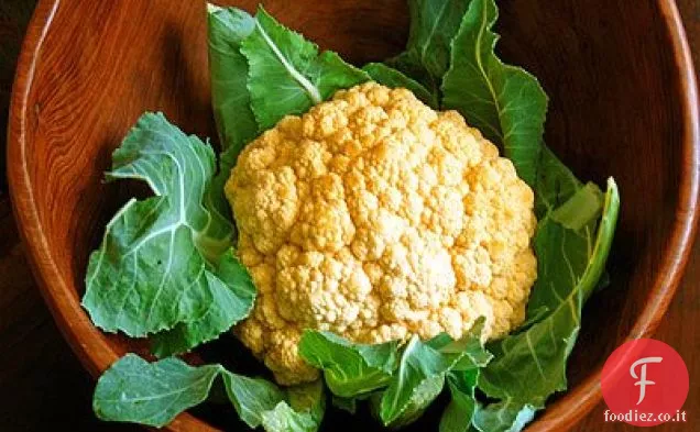Zuppa di cavolfiore dorato con mela al curry
