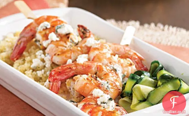 Spiedini di gamberi alle erbe alla griglia con feta alle erbe al limone