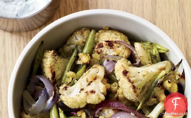 Insalata di cavolfiore al curry e fagiolini con yogurt al limone