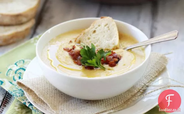 Zuppa cremosa di aglio arrostito e cavolfiore