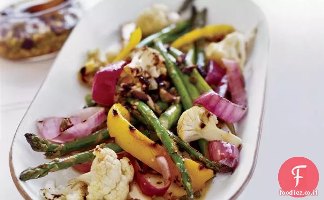 Striscia di bistecca e verdure con aglio Olivada