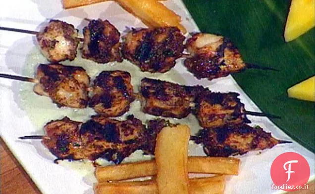 Bob Marley's Reggae: spiedini di petto di pollo marinati, grigliati e serviti con salsa cremosa di immersione di cetrioli e patatine fritte di yucca