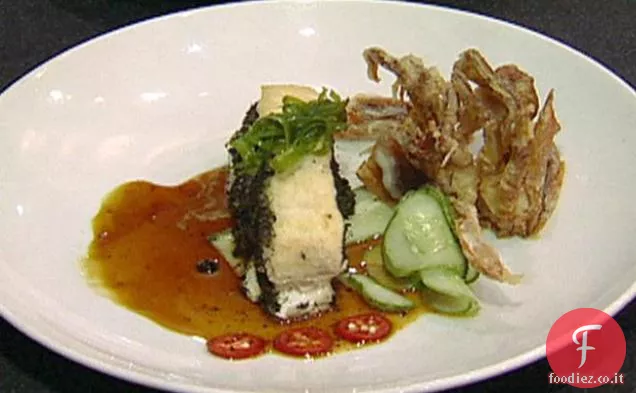 Scorfano selvatico scottato in padella e tempura di granchio a guscio morbido con glassa di zenzero e Yuzu, cetriolo e nori tostato
