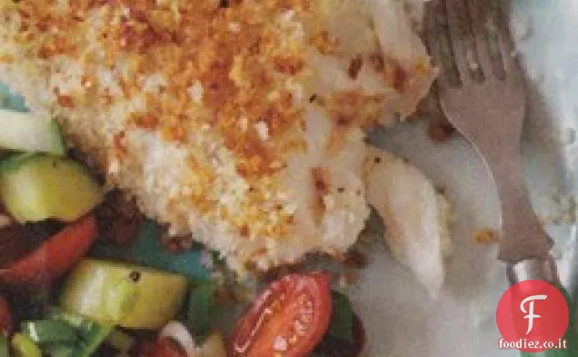 Pesce ricoperto di panko con insalata greca facile
