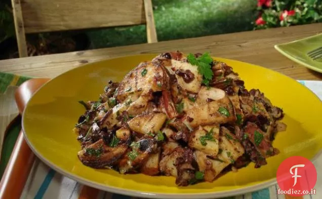 Insalata di patate calda alla griglia con aglio arrosto e condimento alle olive nere