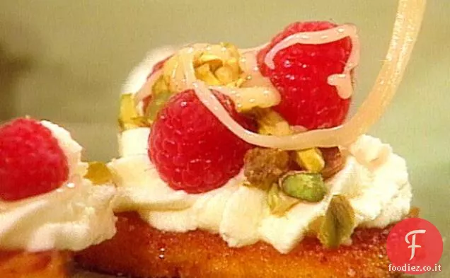 Crostini Dolci di Polenta con Mascarpone, Lamponi, Pistacchi e Miele di Lavanda