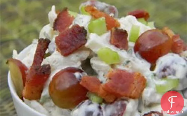 Insalata di pollo con pancetta e uva rossa