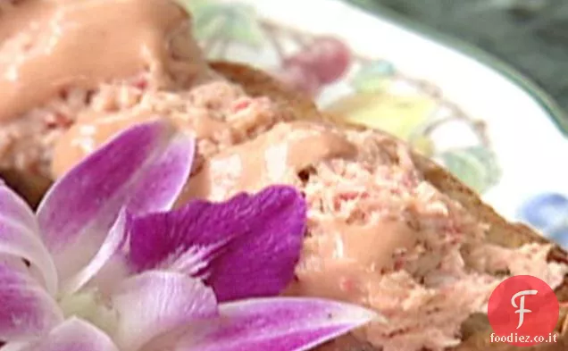 Panino con insalata di granchio aperto