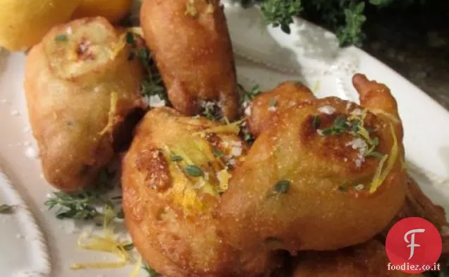 Tre fiori di zucca ripieni di formaggio