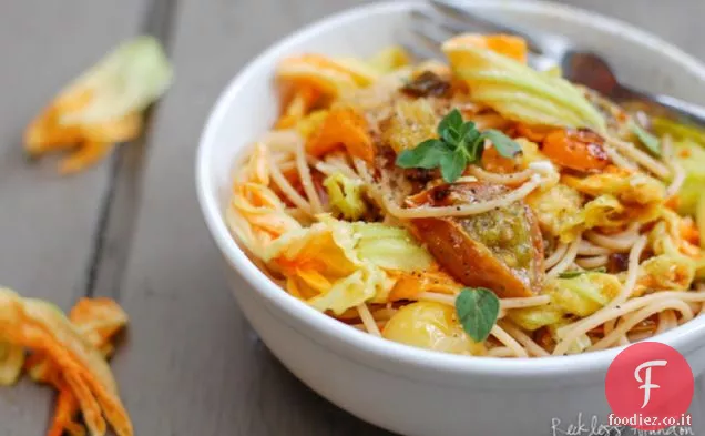 Spaghetti estivi al pomodoro arrosto con fiori di zucca