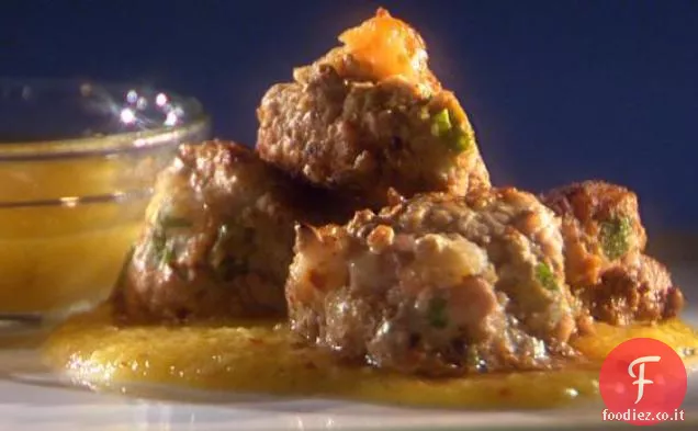 Polpette di gamberetti e maiale piccanti con salsa Rujak