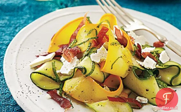 Insalata di zucca estiva rasata con patatine al prosciutto