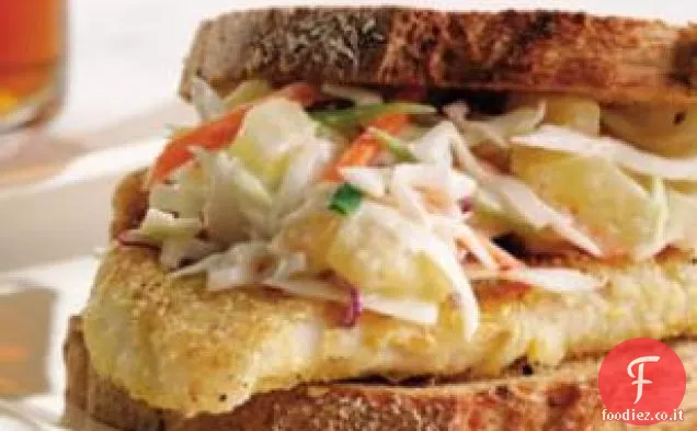 Panino di pesce croccante con Slaw ananas