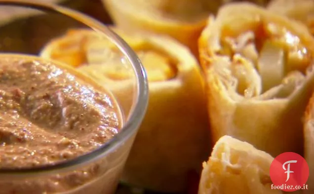 Gruyere Rolls con Pecan-Cile Salsa
