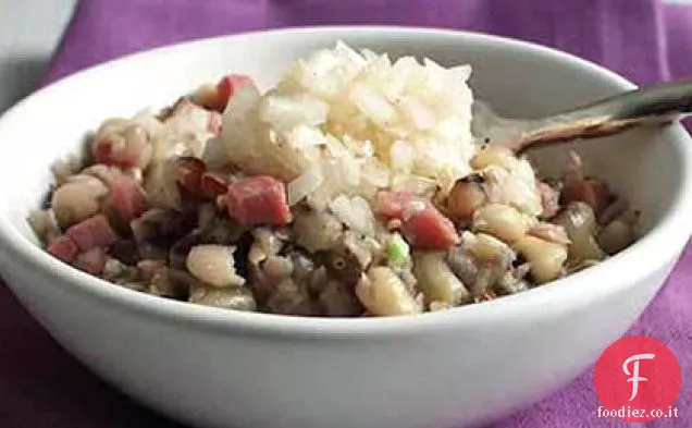 Piselli dagli occhi neri con prosciutto e cipolle sottaceto