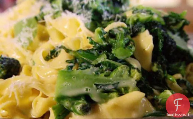 Tagliatelle fresche con broccoli e salsa di formaggio Oozy