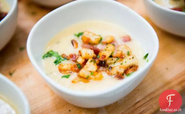 Zuppa di pastinaca di cavolfiore di patate con pancetta Hash di patate