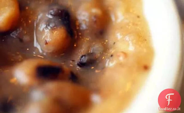 Grande pentola di piselli dagli occhi neri