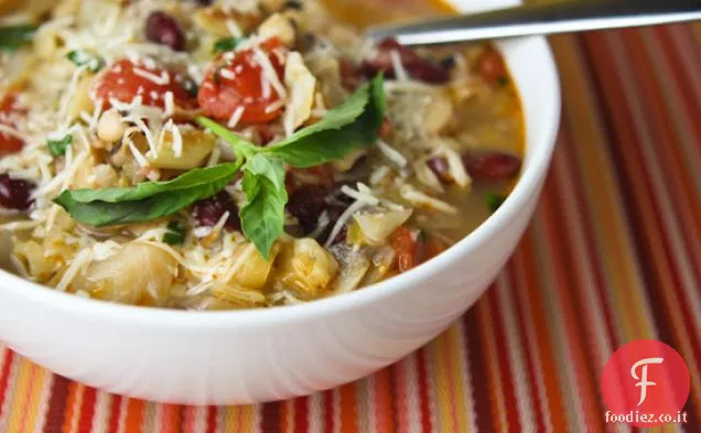 Minestrone con piselli dagli occhi neri e fagioli