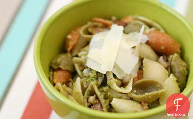 Pasta di guscio con pesto di Scape all'aglio, pancetta e piselli dagli occhi neri