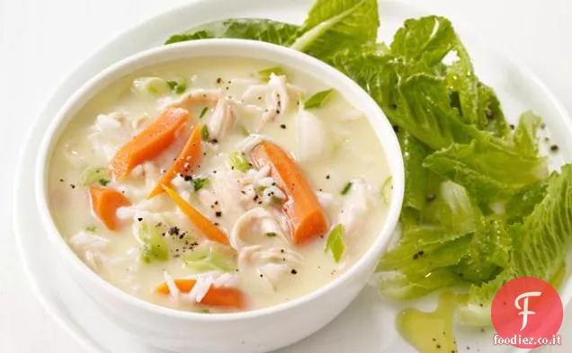 Zuppa di pollo al limone e insalata